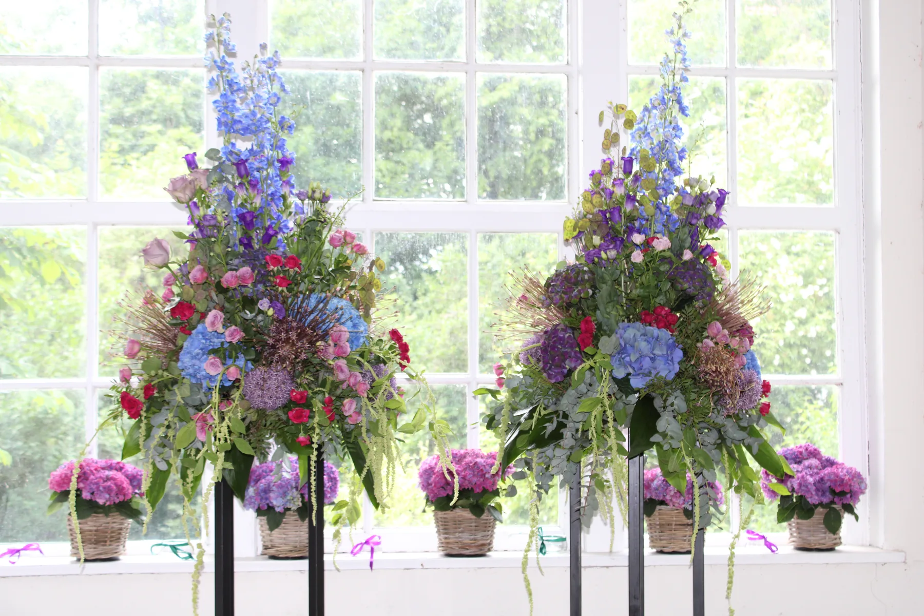 Große farbenfrohe Blumenarrangements für ein Event
