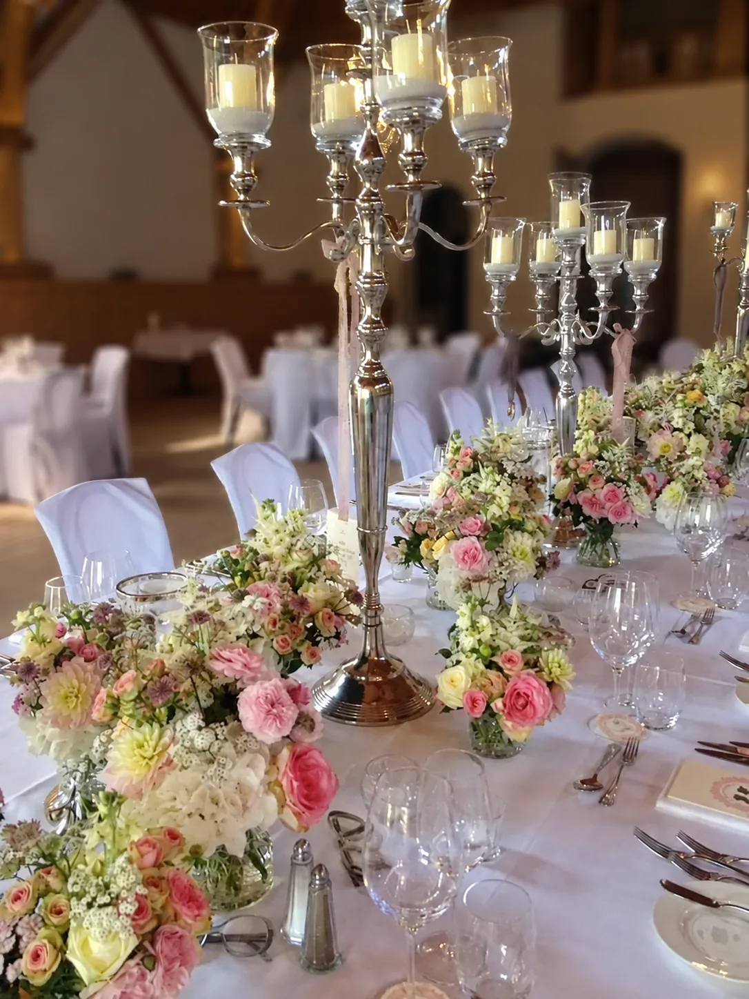 Festlicher Tischschmuck mit Blumen und Kerzen