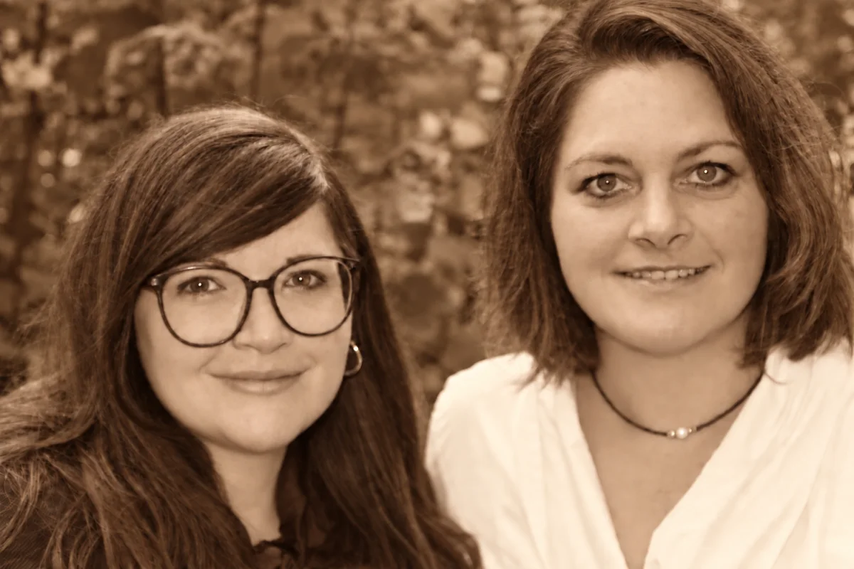 Gemeinsames Sepia-Porträt von Veronika Müller und Corinna Schulz